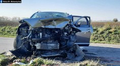 Pri Šali 40-ročný vodič nezvládol zákrutu a čelne sa zrazil s oproti idúcim autom. Jeho vodička zahynula