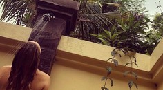 Nahé zábery zo sprchy: Známa Češka ohuruje v exotike