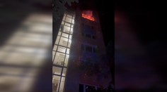 Veľká evakuácia bytovky v Banskej Bystrici. Jeden človek požiar neprežil