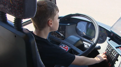 Mladý školák ukradol autobus a vozil cestujúcich. Tí si nič nevšimli