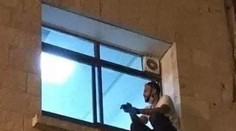 Fotka, ktorá dojíma internet. Syn sa vyšplhal na stenu nemocnice, aby sa rozlúčil s mamou