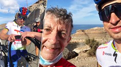 Koleso obkľúčili profesionáli s pumpičkami. Sagan pomohol bezradnému Škótovi, ktorý dostal defekt