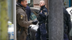 Tínedžer s nožom útočil na gymnáziu vo Švédsku, zranil žiaka a učiteľa