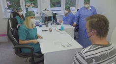 Hoci sú na tom lepšie ako okolité okresy, poľaviť nehodlajú. V Dolnom Kubíne očkovali aj cez sviatok