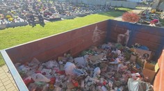 Kahance, kvety, vence či ozdoby. Okrem spomienok ostali na cintorínoch po sviatkoch aj tony odpadu