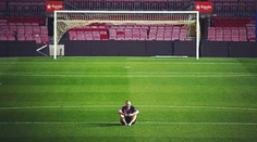 Iniesta sa rozlúčil s Barcelonou. Po poslednom zápase sedel dlho do noci sám na trávniku