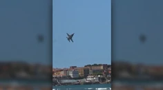 Dramatická chvíľa počas leteckej šou. Pilot stíhačky musel riskantne manévrovať, aby sa vyhol vtákom