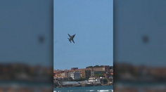 Dramatická chvíľa počas leteckej šou. Pilot stíhačky musel riskantne manévrovať, aby sa vyhol vtákom