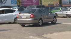 Chaos s parkovaním vo Svidníku: Pacienti zúria, časť parkoviska zabrala výstavba reťazca