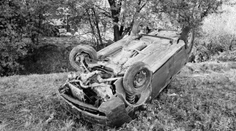 Auto skončilo na streche. Pod vozidlom našli osobu bez známok života