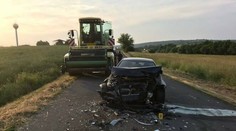 BMW predbiehalo traktor, čelnú zrážku neprežil vodič oprotiidúcej Octavie