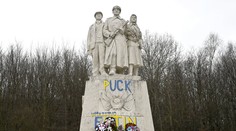 FOTO: Pamätník víťazstva na Dargove niekto pomaľoval vulgárnymi nápismi