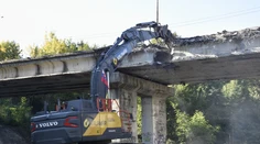 V Banskej Bystrici opäť začali búrať most. Spájal dve husto obývané mestské časti