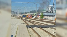 Požiar zastavil vlaky v Žiline. Doprava je úplne prerušená