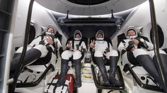Vesmírna kapsula Crew Dragon so štyrmi astronautmi úspešne pristála na Zemi