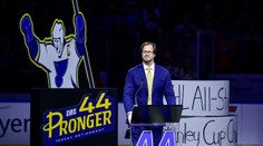 VIDEO: St. Louis vyvesilo Prongerovo číslo. Legendárny obranca si dojímavo zaspomínal na Demitru