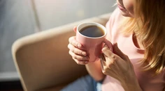 Žiadne raňajky, len šálka kávy. Tento zvyk môže mať neblahé následky na vaše zdravie, upozorňuje lekárka