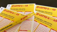 Lotériový tiket ležal zabudnutý v kabelke štvrť roka. Keď ho majiteľka skontrolovala, zmenil sa jej život