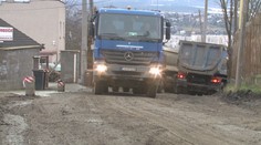 Bojové podmienky pre obyvateľov pri výstavbe nemocnice. Všade je blato a cesta sa rozpadáva