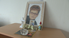 Muž si prišiel po urnu s popolom mŕtvej manželky, niekto ho však predbehol. O popol sa teraz sporia