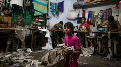 Možno aj vy máte na sebe džínsy či tričko, ktoré šili tieto deti v otrasných podmienkach