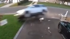 VIDEO: Opitá matka preletela s autom a zdemolovala časť domu. Vo vozidle sedeli tri malé deti