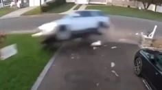 VIDEO: Opitá matka preletela s autom a zdemolovala časť domu. Vo vozidle sedeli tri malé deti