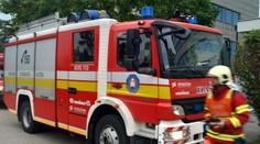 Hasiči zasahujú pri požiari v banskoštiavnickej bytovke