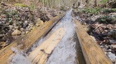 Vo Veľkej Fatre spúšťajú drevo potokom rovnako ako pred 500 rokmi. Takýto unikát nenájdete nikde v Európe