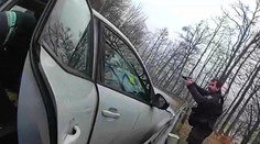 FOTO+VIDEO: Akčný zásah viacerých hliadok na západnom Slovensku. Šialený útek ukončili zvodidlá