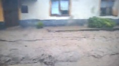 Bleskové povodne z búrok: Voda sa valila Trstínom aj Sikeničkou