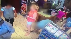 Perverzáka nasnímala kamera priamo pri čine: Bez hanby strčil telefón žene rovno pod sukňu