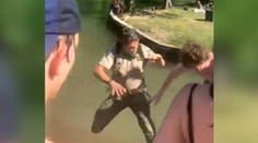 Strážca parku žiadal návštevníkov, aby dodržiavali odstupy. Jeden ho za to sotil do jazera