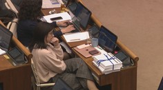 Debata o rušení voľbou zo zahraničia: PS opäť prinieslo do parlamentu sporné hárky s podpismi