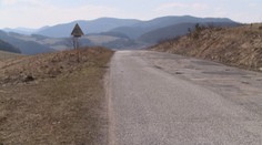 Záhadný kopec pri Čičmanoch. Predmety sa tam kotúľajú hore brehom