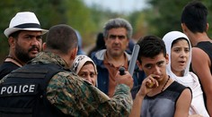 Macedónsko uzavrelo hranice, v severnom Grécku uviazli stovky migrantov