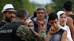 Macedónsko uzavrelo hranice, v severnom Grécku uviazli stovky migrantov