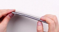 Nahnevaní majitelia iPhone 6 Plus. Už sa sťažujú na prvú vážnu chybu!