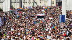 Pride v Budapešti sa začal tak, ako mal. Po chvíli však polícia dav radšej odklonila