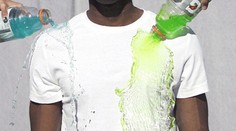 Študent vymyslel revolučný vynález: Tričko, ktoré je nemožné zašpiniť