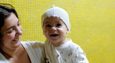 Bábätko, ktoré bodol strýko do hlavy, sa zotavuje. „Bratovi preskočilo,“ vraví mama zraneného chlapca