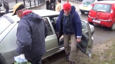Obrovská drzosť na Spiši: Dôchodcovi sa do auta nasťahovali bezdomovci