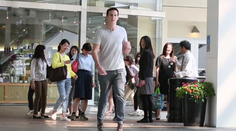 Že chodenie v štekloch je malina? Tento muž nevydržal ani deň