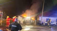 FOTO: Veľký požiar v Nitre. Plamene zachvátili dom, v ktorom bývalo približne 10 ľudí