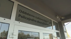 Problémy na cudzineckej polícii. Rezervačný systém mesiace nefunguje a ľudia sa nevedia dostať k dokumentom