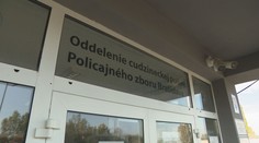Problémy na cudzineckej polícii. Rezervačný systém mesiace nefunguje a ľudia sa nevedia dostať k dokumentom