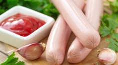 Na obaloch má pribudnúť nové varovanie. Párky spôsobujú rakovinu