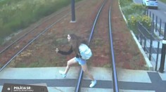 Ponáhľať sa nevyplatilo. Žena v Bratislave vbehla do dráhy električky, teraz ju hľadá polícia