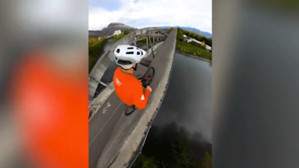 VIDEO: Zábery, z ktorých mrazí. Odvážny mladík prešiel bicyklom po konštrukcií mosta