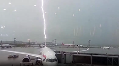 VIDEO: Lietadlo čakalo na nástup pasažierov, v tom ho zasiahol blesk